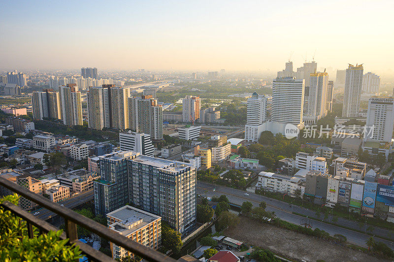 泰国曼谷CBD的ratchada高速公路和rama 9区首都makkasan的空中日落风景